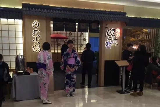 火鍋店關(guān)門潮之際，這家店憑啥開業(yè)就排隊(duì)？