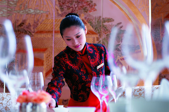 去一家餐廳用餐，你遇到過哪些尷尬的服務(wù)？