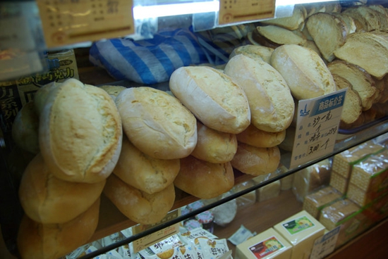 憂心餐廳倒閉，顧客用充值卡買一堆面包|餐飲界