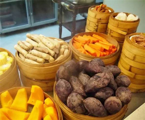 你覺(jué)得不上檔次的那些餐飲，卻為何頻頻能夠引爆市場(chǎng)？|餐飲界