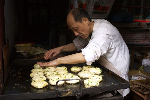 上海駝背老伯賣油餅34年驚動(dòng)BBC 涉無(wú)證經(jīng)營(yíng)被停業(yè)