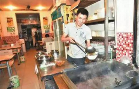 老人吃飯忘付飯錢，餐館老板“理解”感動(dòng)全國(guó)