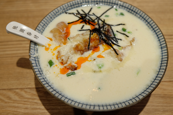 一碗豆?jié){12元，兩只包子26元…在餐飲寒冬，它靠什么讓顧客絡繹不絕