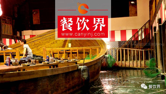 城會玩！這家火爆日本的居酒屋，竟然可以一邊釣魚一邊吃生魚片！