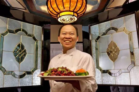 不懂英語！湖北農(nóng)村娃逆襲成美十家餐廳老板，被美國人封為功夫廚神！|餐飲界