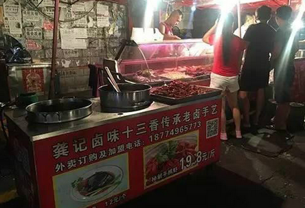 一天2000元銷售額，小龍蝦小推車模式有前景嗎？（上）