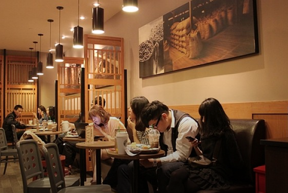 光中國(guó)同店銷售就增了 7%，星巴克重申全球開 12000 家新店的小目標(biāo)