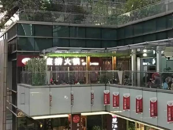 服務(wù)員底薪12800 海底撈玩這么大會(huì)死嗎？