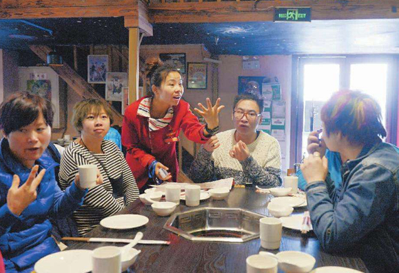 麗江一餐廳21名員工14名是聾啞人，點(diǎn)菜用iPad打手語(yǔ)