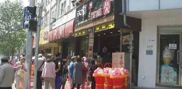 倆老太造謠新開店的蛋糕肉松是棉花做的，被拘留5天