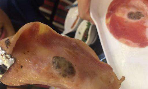 顧客在?？趷凵锌筒蛷d吃到“惡心”烤肉？商家回應：是積血肉