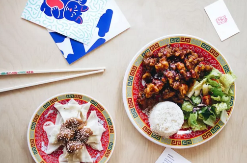 加拿大這間亞洲簡(jiǎn)餐店，設(shè)計(jì)靈感來(lái)自招財(cái)貓|餐飲界