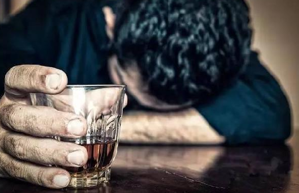 服務(wù)員背醉酒顧客摔斷腿，誰該負責(zé)？|餐飲界
