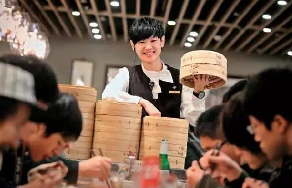 鼎泰豐員工忠誠度高、服務水平強的秘密原因是？