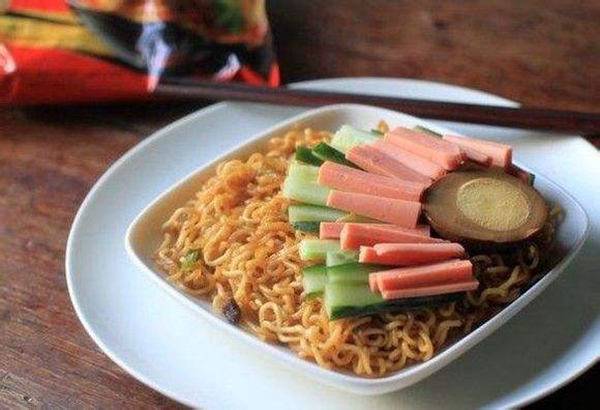 被外賣“打敗”的不只方便面，還有好搭檔火腿腸|餐飲界