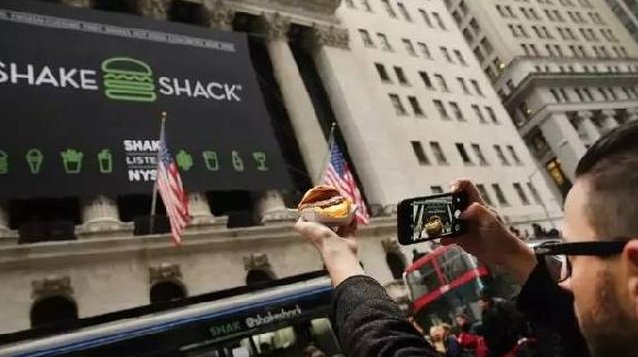美國(guó)漢堡網(wǎng)紅“Shake Shack”要來(lái)上海開(kāi)店了，不過(guò)要等到2019年
