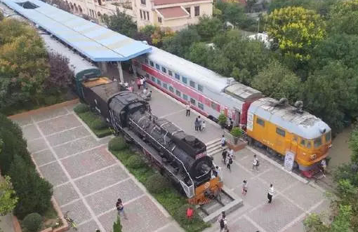 在火車上開(kāi)美食街，一列車廂一個(gè)門店，租客瘋搶，人氣爆棚