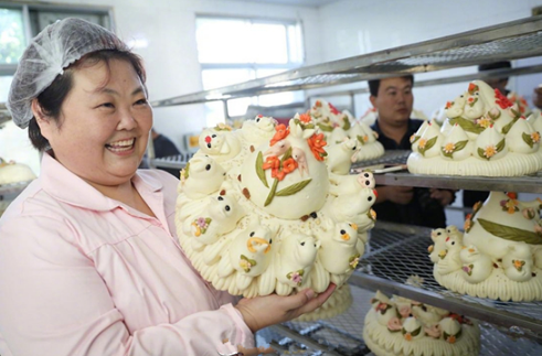 大媽賣饅頭3年 年銷1000萬元，網(wǎng)友：我該賣燒餅還是賣饅頭？