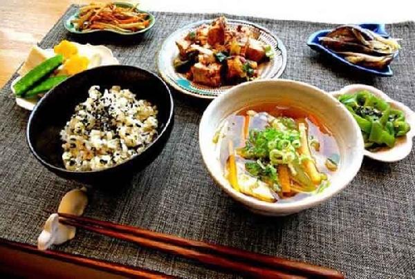 大肆擴(kuò)張的日料比艱難前行的中餐，到底好在哪？|餐飲界