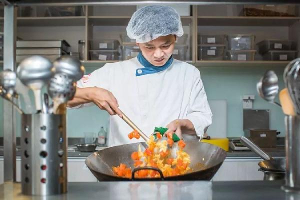 純外賣品牌夾縫中求生存，“堂食+外賣”兩條腿走路才是正道|餐飲界