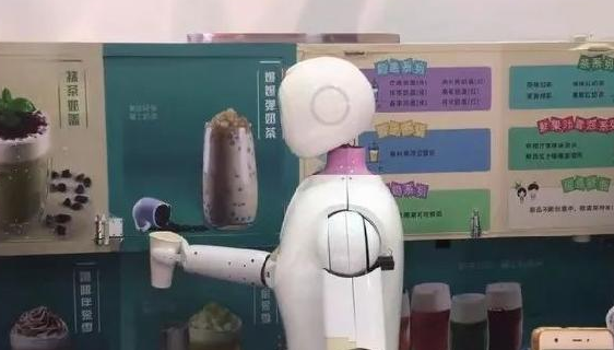 機(jī)器人“入侵”奶茶店，搞噱頭還是真有料？ 來源：咖門    作者：李沐      2017-10-27 08:37      973