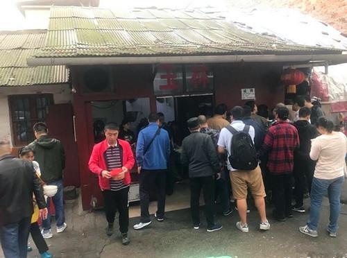 這家開了35年的老長(zhǎng)沙米粉店，6塊錢一碗，6點(diǎn)就開始排隊(duì)了|餐飲界