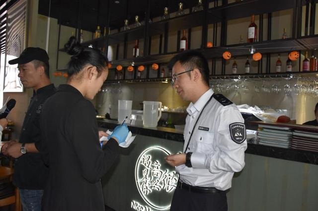 韓寒在深圳的餐廳再被查，后廚餐具堆地上降C！