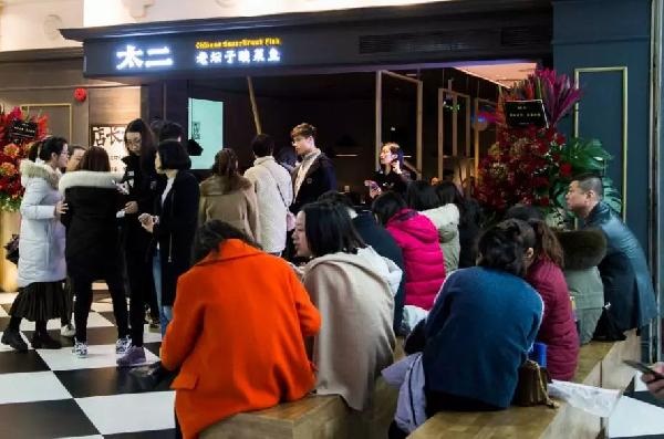 4人以上不接待，卻排隊(duì)800桌，這家“奇葩”店的邏輯是？