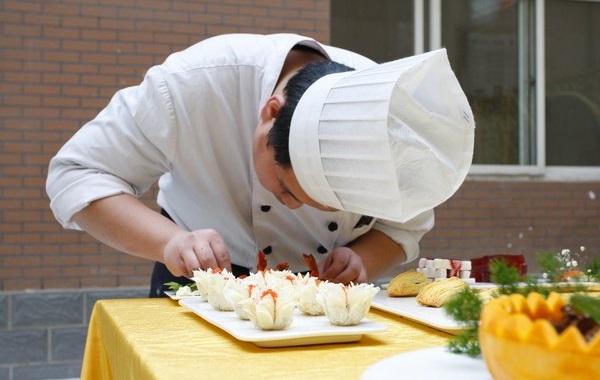 餐飲服務(wù)升級正當(dāng)時(shí)，服務(wù)模型、員工管理模式的正確打開方式是？