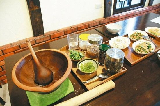 自學(xué)成才的成都老大叔，賣又貴又囂張的一碗面為啥還是生意比你好？