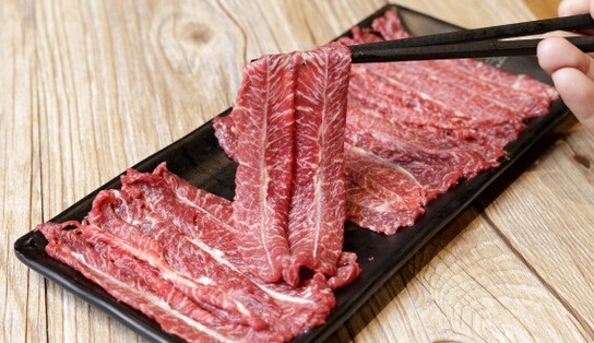這個(gè)城市400多家潮汕牛肉火鍋，今冬只剩下101家，原來被串串香給頂了