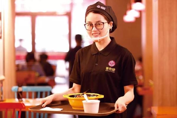 沒有廚師，無人點餐！他4年開出300多家店，日銷高達10萬碗！