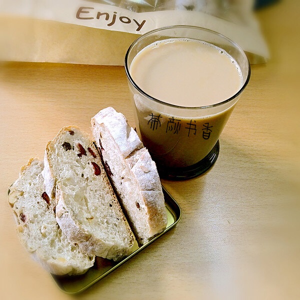 茶顏書(shū)香“茶飲+歐包”的輕餐飲模式，備受消費(fèi)者歡迎