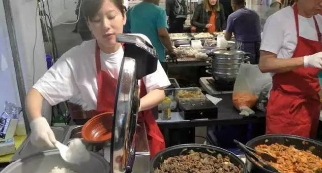 中國(guó)蓋澆飯?jiān)谟?guó)火了，每天幾百份不夠賣(mài)