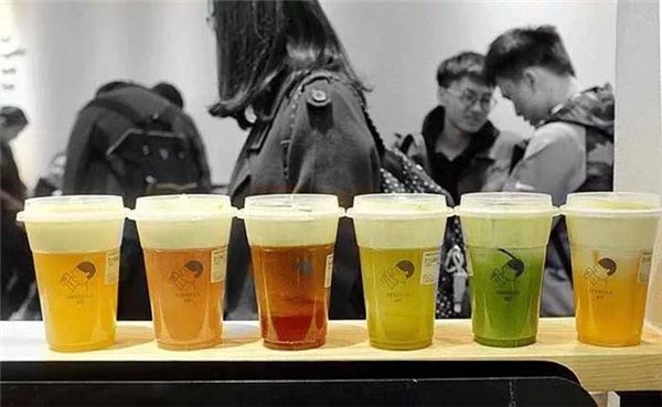 進(jìn)商場(chǎng)、做營銷、拉投資......“喜茶們”真的很忙！