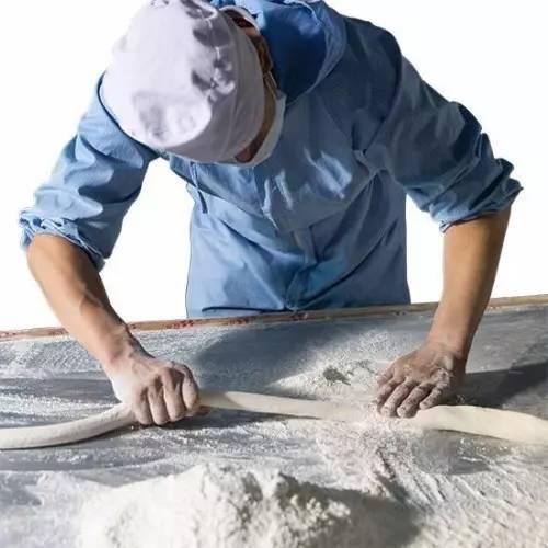 發(fā)獎(jiǎng)金，給廚師配保姆留住員工？但論留人還是海底撈牛