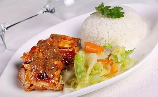中央廚房、料理包、智能烹飪?cè)O(shè)備，復(fù)盤中式快餐標(biāo)準(zhǔn)化的三大突破