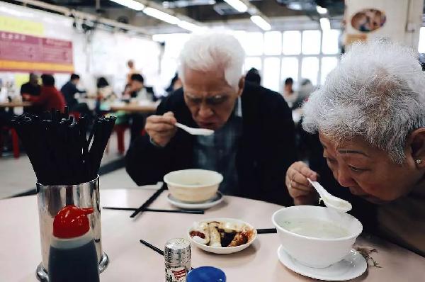 老順德人開的粥店，不僅在香港站穩(wěn)腳跟，還得到了周潤發(fā)的喜歡