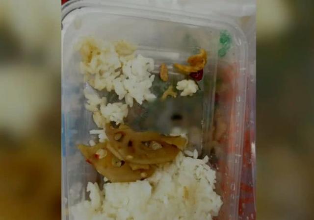 外賣里現(xiàn)老鼠屎，餐廳退款卻不承認(rèn)飯菜里會有老鼠屎