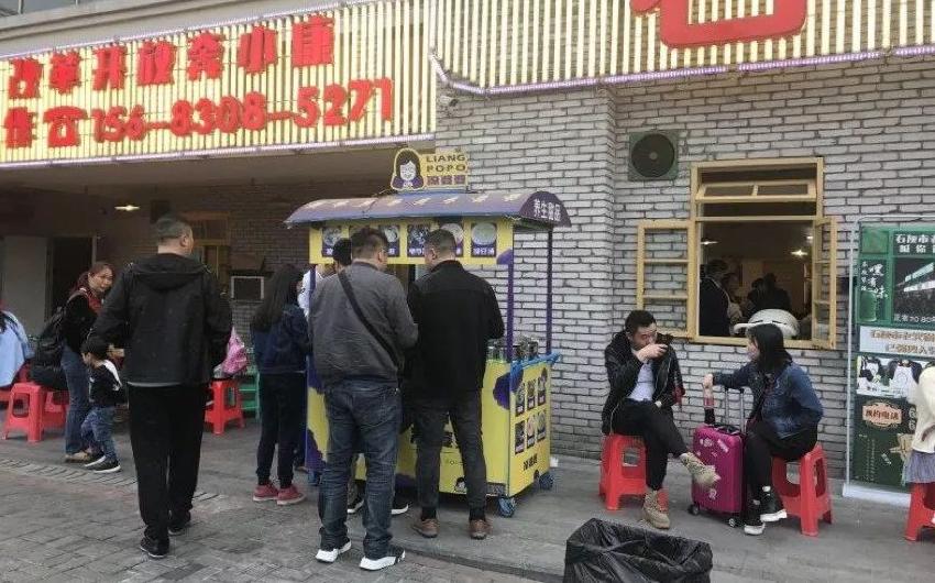 門口擺個小攤，竟是餐廳增加營收的利器？