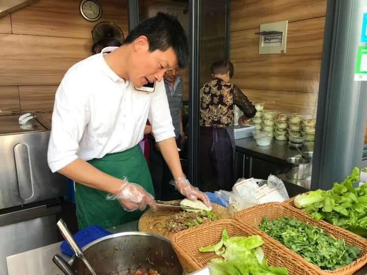 李巖：18年守住一個(gè)肉夾饃，他的小店成了地標(biāo)