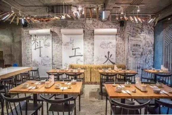 “網(wǎng)紅”茶飲店后廚臟亂差，網(wǎng)紅：這個(gè)鍋我們不背！