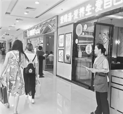 這就是餐飲的未來嗎？年輕人當(dāng)老板，大媽大嬸當(dāng)服務(wù)員