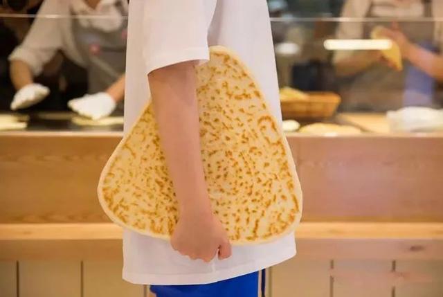 不斷“試錯(cuò)”的西貝，這次開(kāi)了家“三角肉夾饃+咖啡”的餐廳……