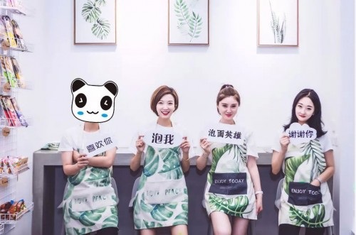 90后美女網(wǎng)紅開“泡面英雄”餐廳，日入3萬走紅網(wǎng)絡(luò)