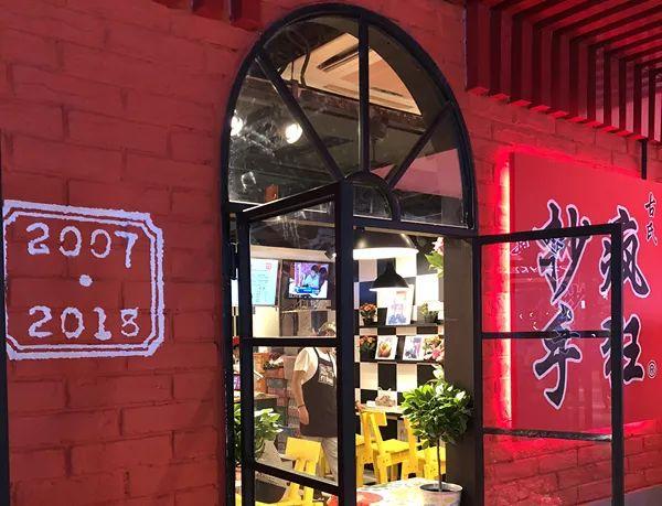 不到20種產(chǎn)品，8個(gè)餐位，日銷過(guò)萬(wàn)。TA是最早的“網(wǎng)紅”！