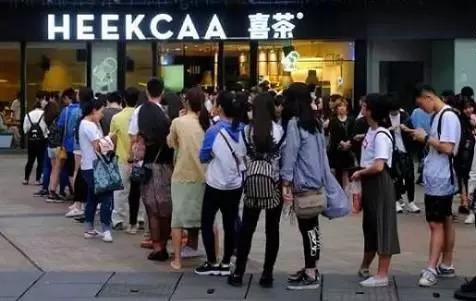 為啥店門口排隊(duì)的總是喜茶？不僅僅因?yàn)槔习迨?0后！
