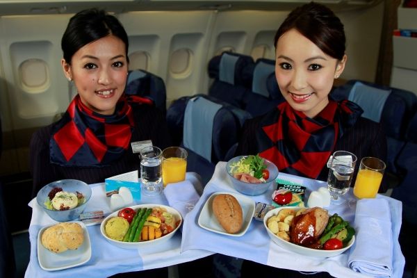 多航空公司取消免費(fèi)餐飲 以后坐飛機(jī)真要帶泡面了？|餐飲界