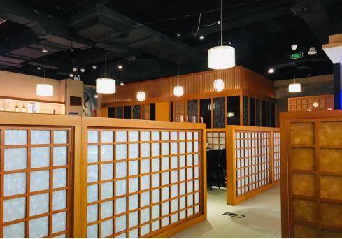 在競爭激烈的日料紅?！耙倭⒉坏埂?，這家日料老店做對了什么？