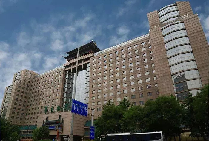 京東買下翠宮飯店辦公用？透過(guò)高端飯店的衰落看餐飲 | 餐見(jiàn)